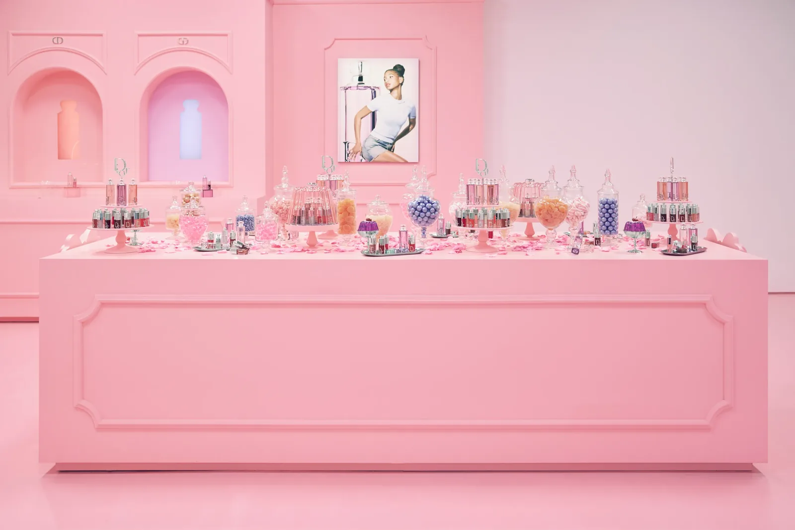 DIOR ADDICT — The full room, all in a single pink