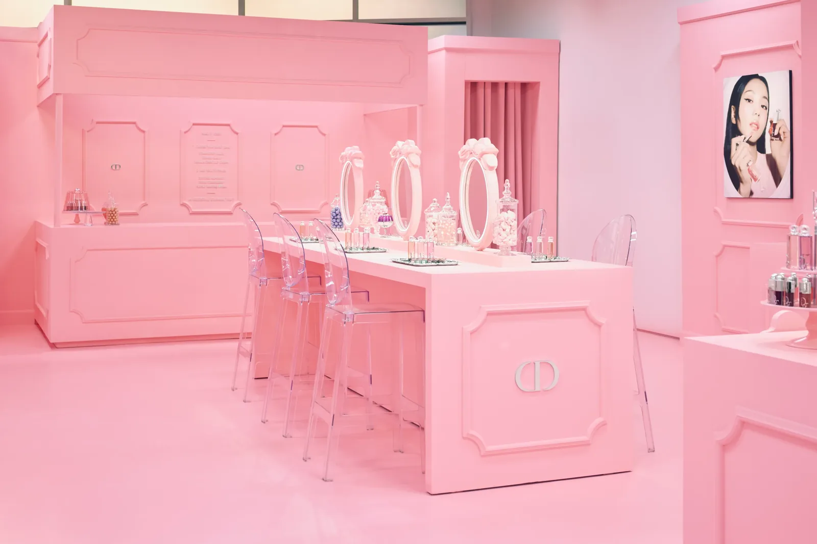 DIOR ADDICT — The boutique: product against the same tone