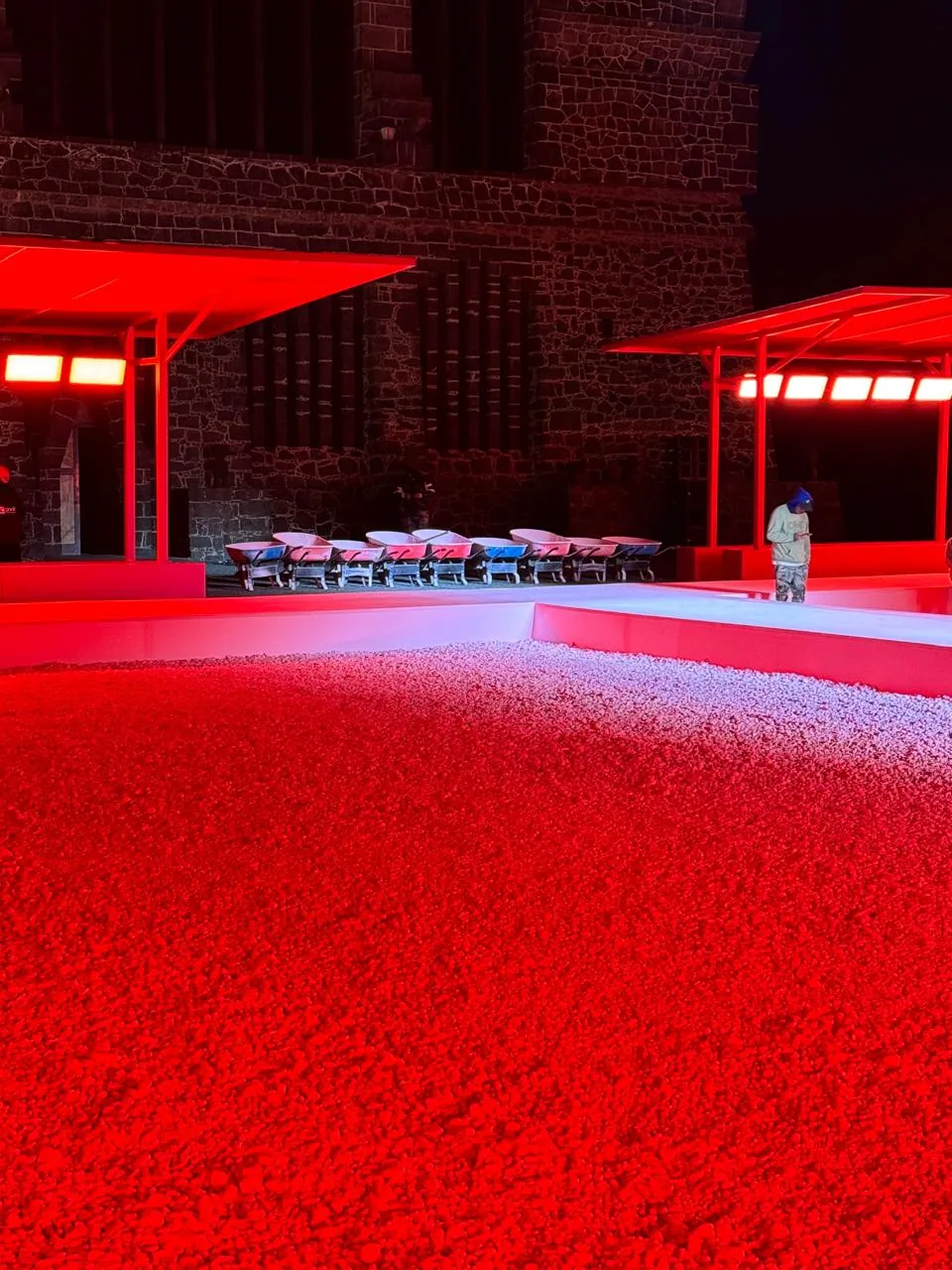 CAROLINA HERRERA — Dyed gravel: the floor is part of the collection too