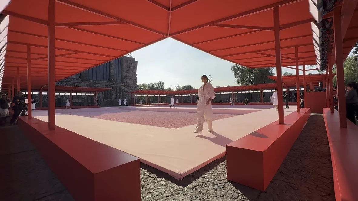 CAROLINA HERRERA — Under the red canopies, the Anahuacalli behind