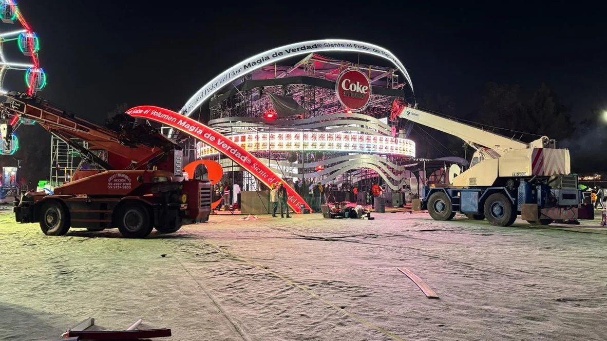 FLOW FEST — The build by night: the cranes raising the arch