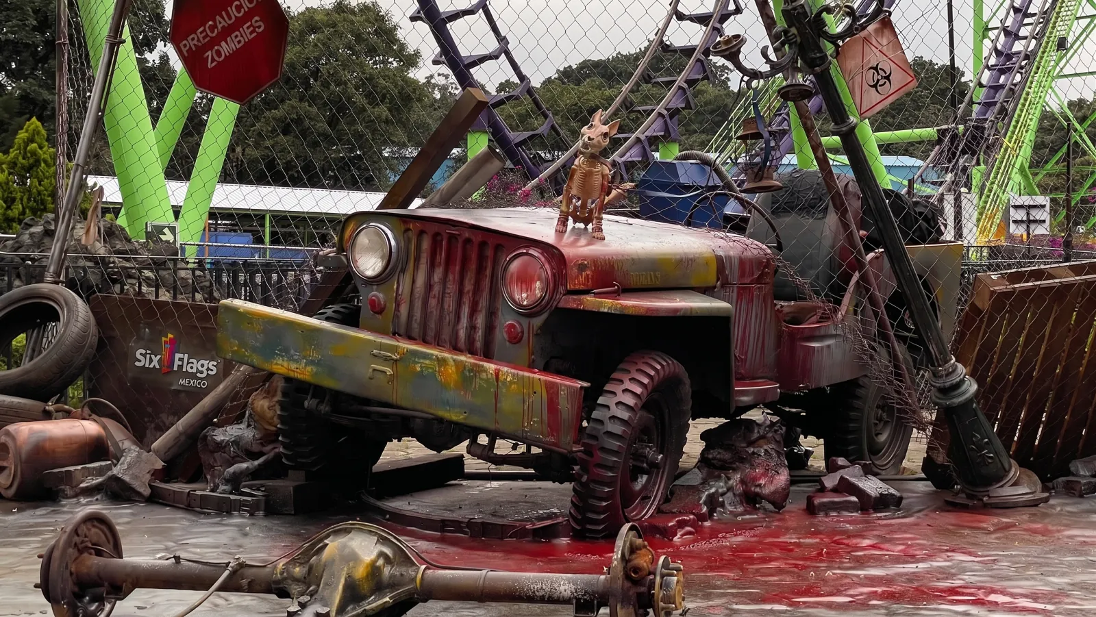 SIX FLAGS — Set 1 · The scrapyard jeep, driver included, under the coaster