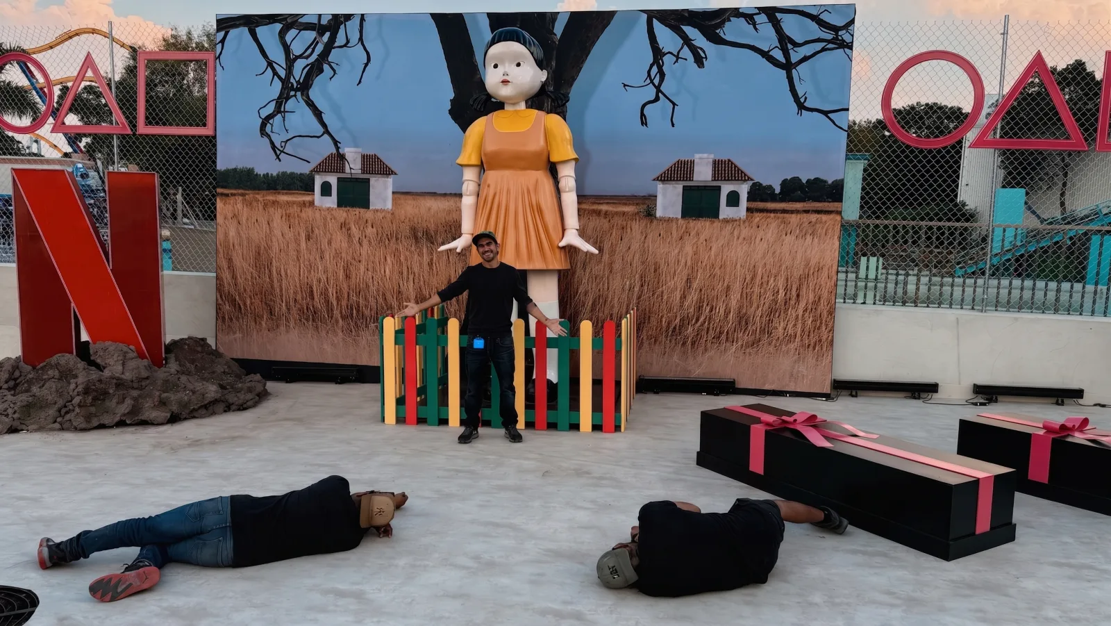 SQUID GAME — The full-scale doll, the N and the gift boxes: the set before opening